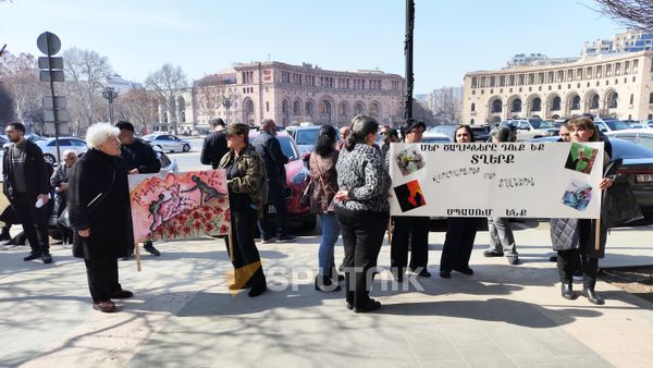 Акция матерей пропавших без вести военнослужащих на площади Свободы (8 марта 2025). Еревaн - Sputnik Армения