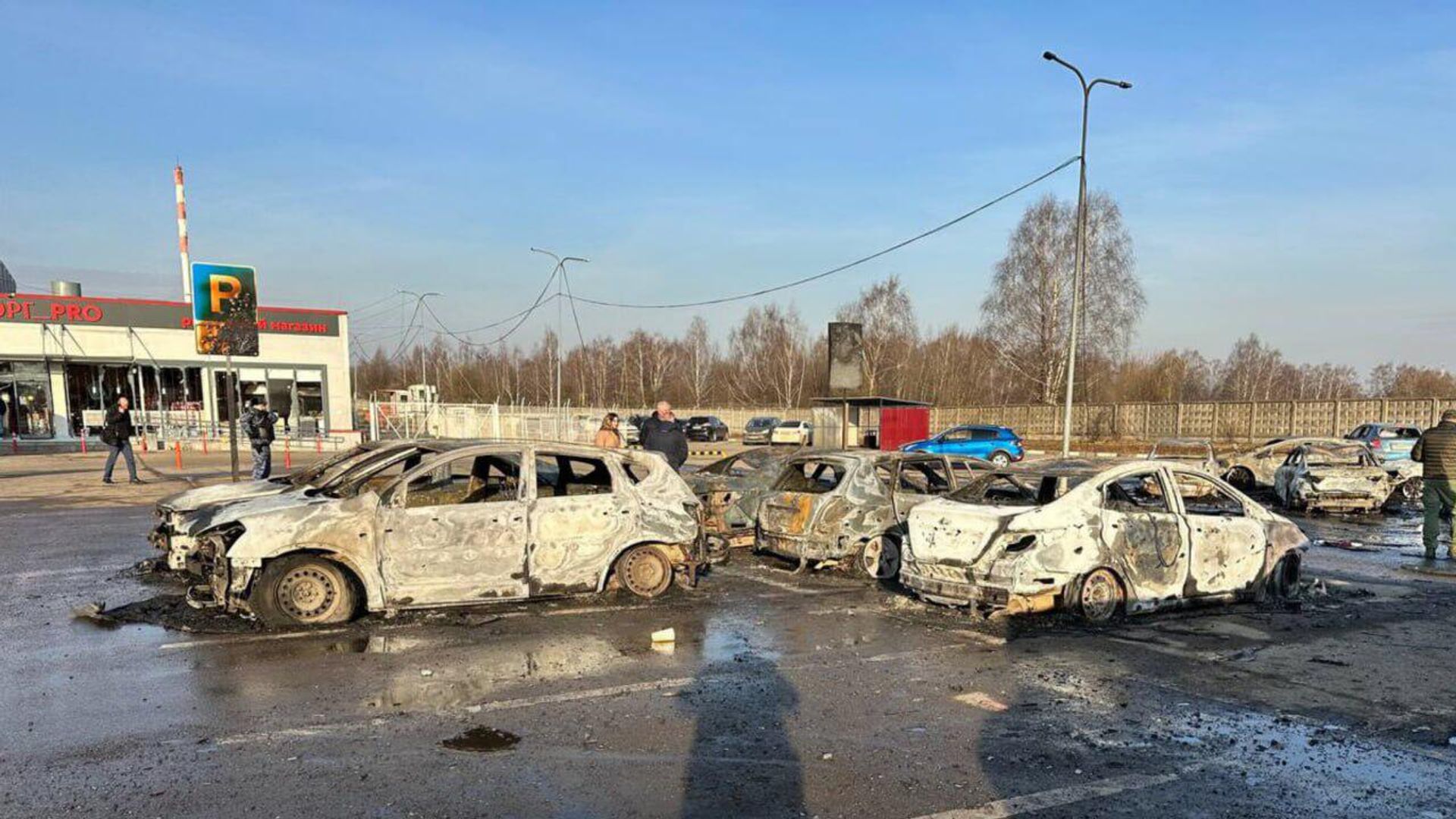 Парковка в Домодедово, возле производства компании Мираторг, после массовой атаки БПЛА на Москву (11 марта 2025). Московская область - Sputnik Արմենիա, 1920, 11.03.2025