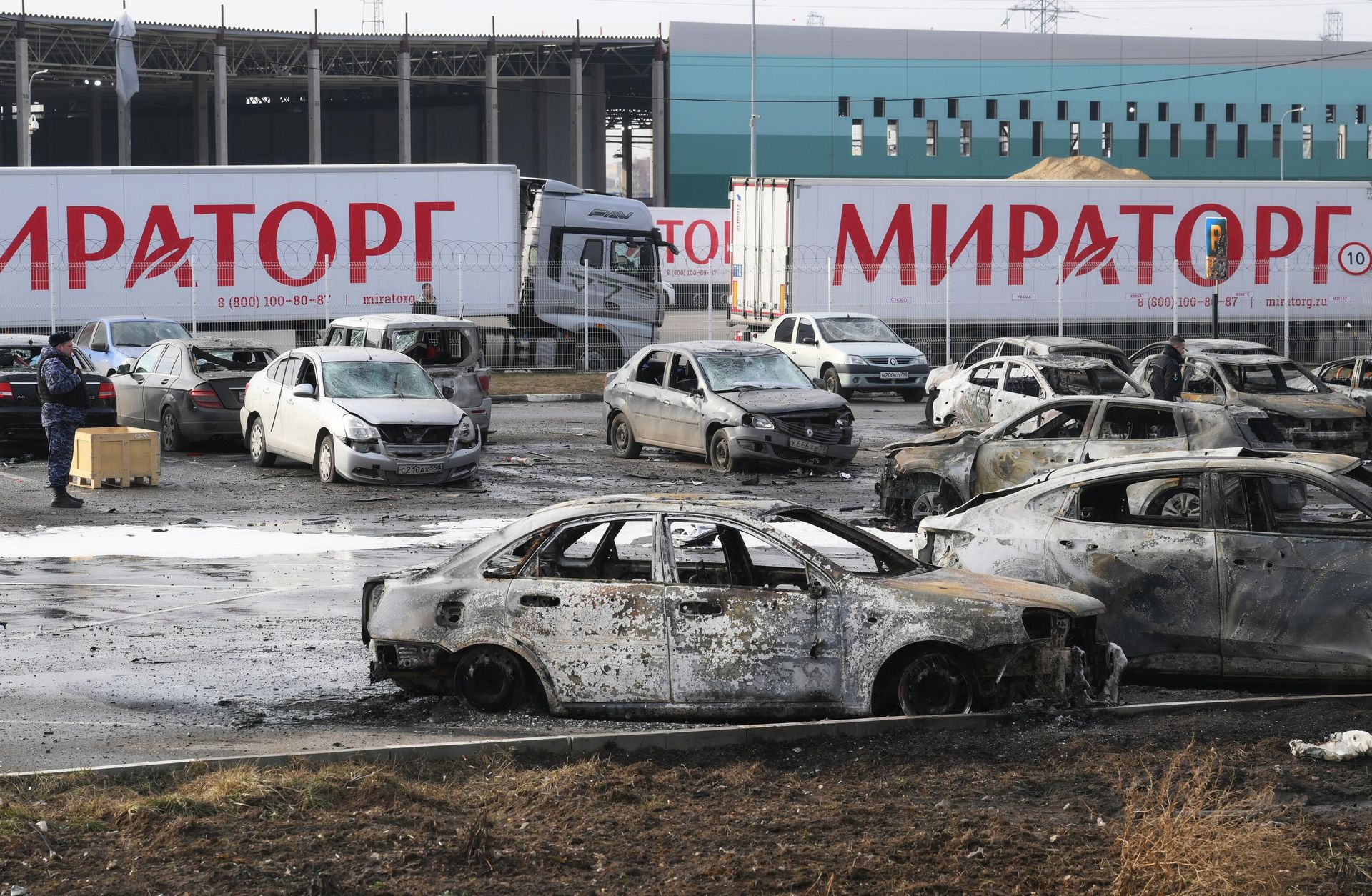 Сгоревшие автомобили на парковке у дистрибьютерского центра Мираторга в Домодедово, Москва, Россия - Sputnik Армения, 1920, 11.03.2025