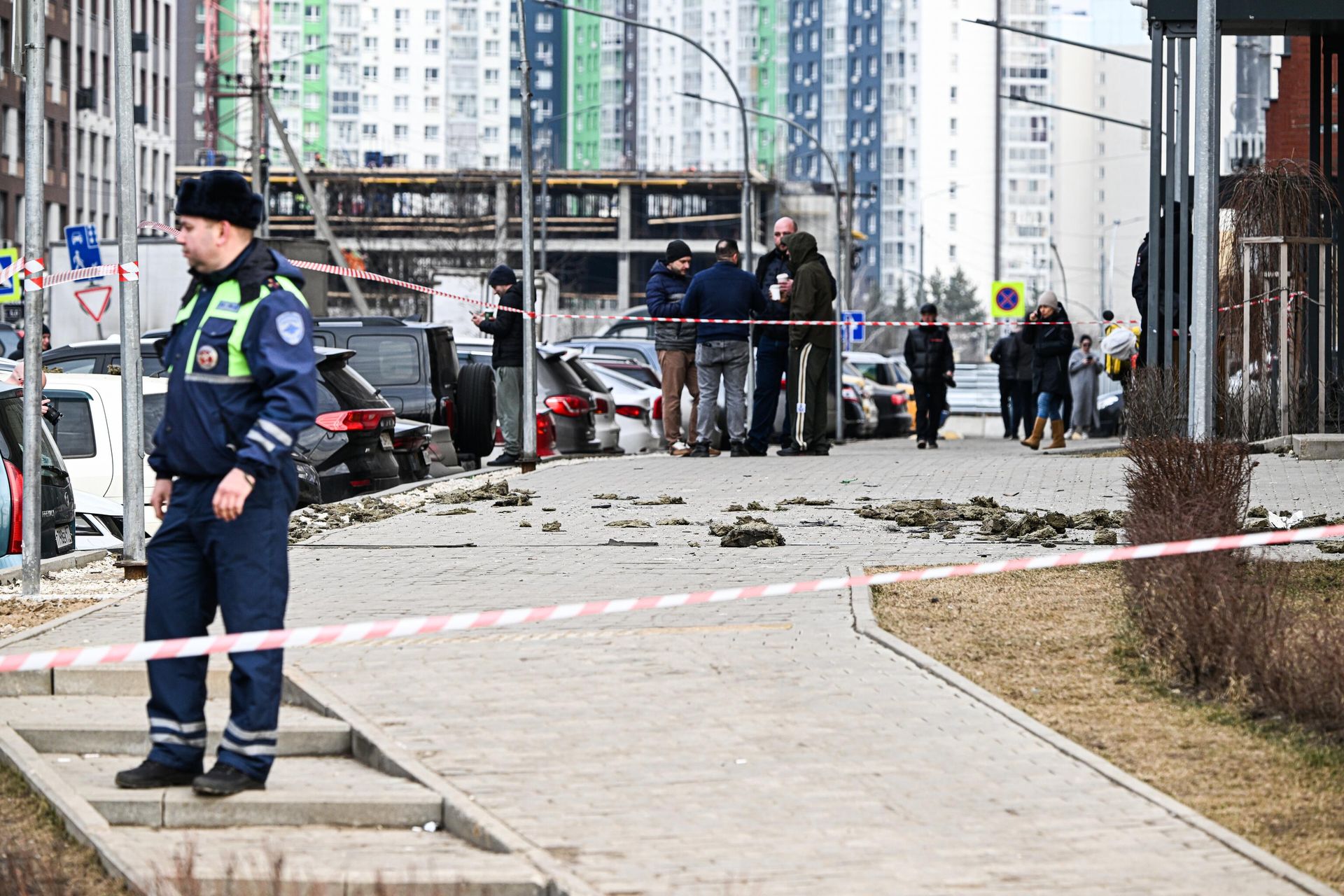 Оцепление у жилого дома, поврежденного из-за падения обломков сбитого БПЛА на улице Западный Квартал в Видном, Россия - Sputnik Армения, 1920, 11.03.2025