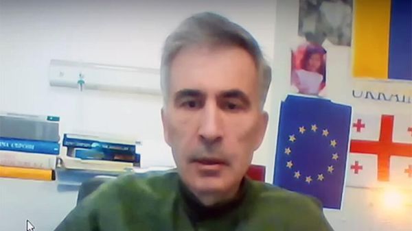 Экс-президент Грузии Михаил Саакашвили во время судебного заседания по делу о насильственном разгоне массовых антиправительственных протестов в 2007 году по видеосвязи из клиники (27 октября 2023). Тбилиси - Sputnik Армения