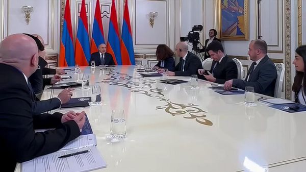 Кадр из опубликованного в телеграмм-канале премьер-министра Никола Пашиняна видео со встречи с турецкими журналистами - Sputnik Армения