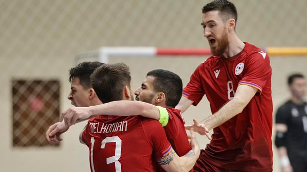 Игроки сборной Армении по футзалу празднуют забитый гол в ворота сборной Казахстана в последнем туре основного отборочного раунда Евро-2026 по футзалу (12 марта 2025). Еревaн - Sputnik Армения