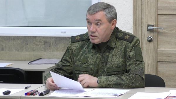 Начальник Генерального штаба Вооруженных Сил РФ Валерий Герасимов выступает на совещании с президентом РФ (12 марта 2025). - Sputnik Армения