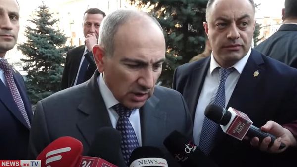 Никол Пашинян общается с прессой перед заседание ГД (13 марта 2025). Еревaн - Sputnik Армения