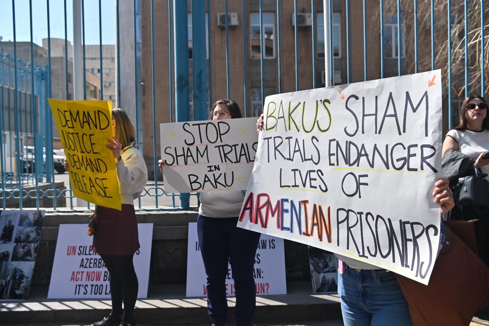 Акция протеста перед офисом ООН с требованием к представителям ООН присутствовать на судебном заседании над удерживаемыми в Баку армянскими пленными (14 марта 2025). Еревaн - Sputnik Արմենիա, 1920, 14.03.2025