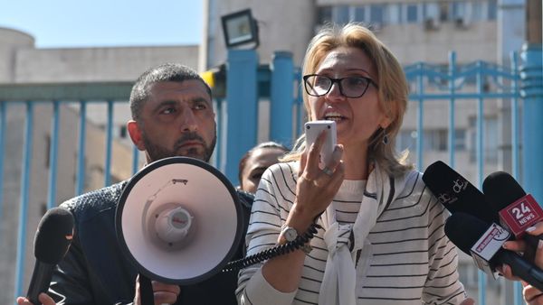 Мане Тандилян на акции протеста перед офисом ООН с требованием к представителям ООН присутствовать на судебном заседании над удерживаемыми в Баку армянскими пленными (14 марта 2025). Еревaн - Sputnik Армения
