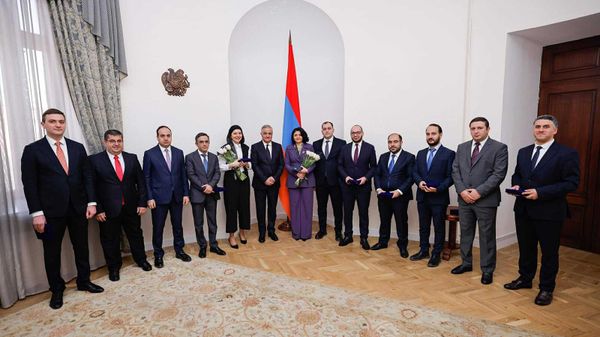 ՀՀ փոխվարչապետը տնտեսական հատվածի նախկին և գործող փոխնախարարների ու ԿԲ դեպարտամենտի ղեկավարի հետ - Sputnik Արմենիա