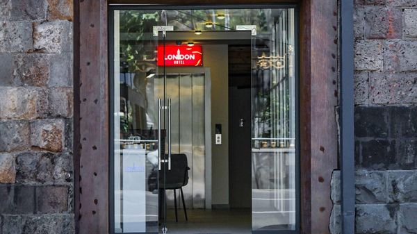 Вход в отель London Hotel Yerevan - Sputnik Армения
