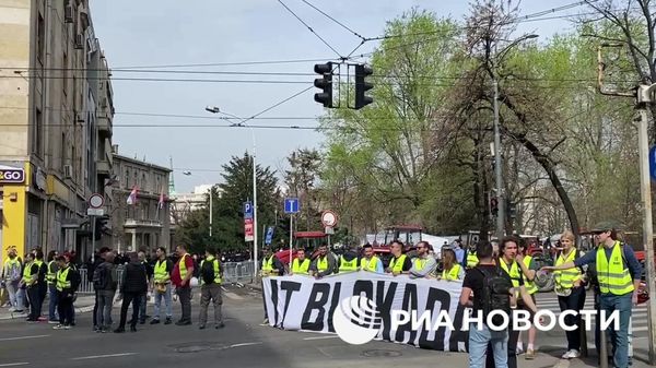 Протестующие в Белграде перекрыли улицы Кнеза Милоша и Короля Милана около администрации президента Сербии - Sputnik Արմենիա