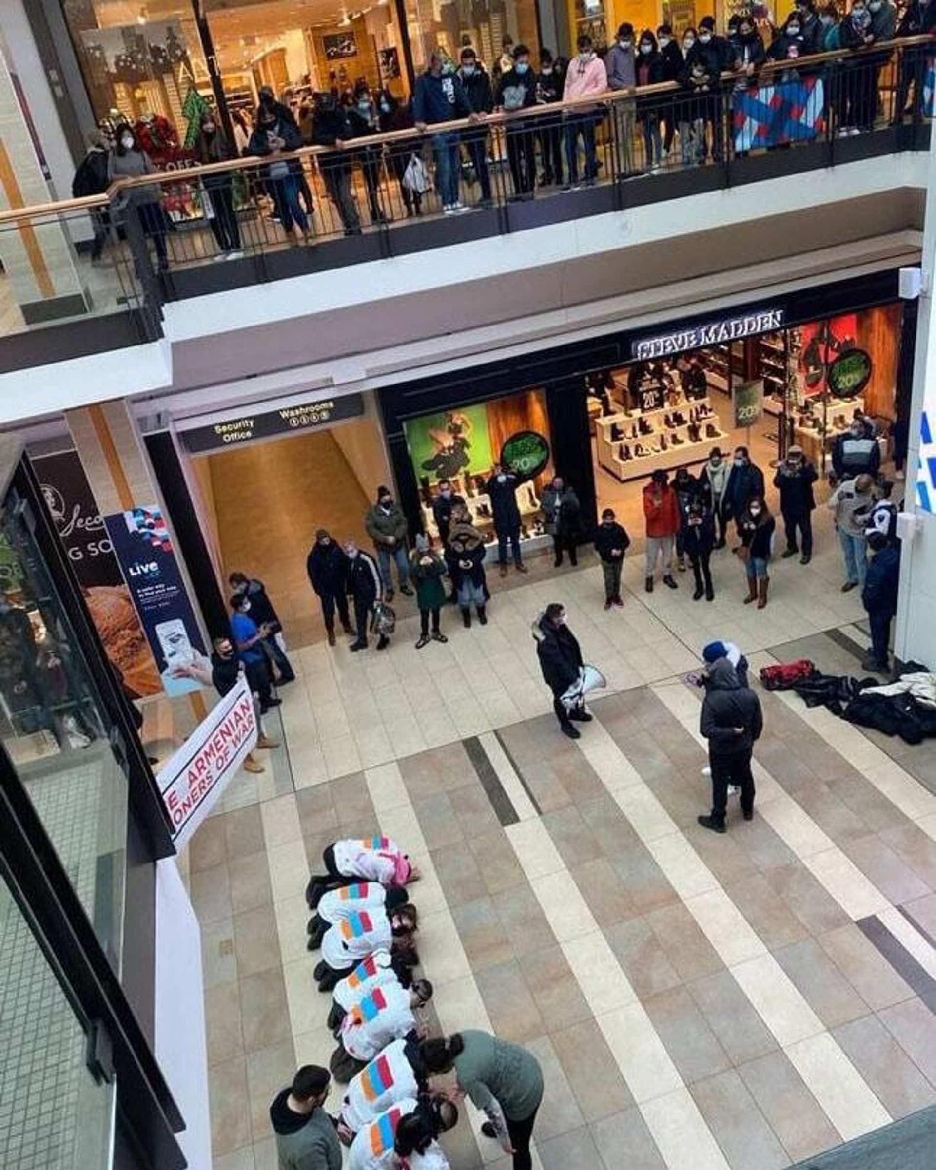 Армянская молодежь в Toronto Eaton Centre провела акцию по осведомлению армянских заложников в бакинских тюрьмах (15 марта 2025). Торонто - Sputnik Армения, 1920, 16.03.2025