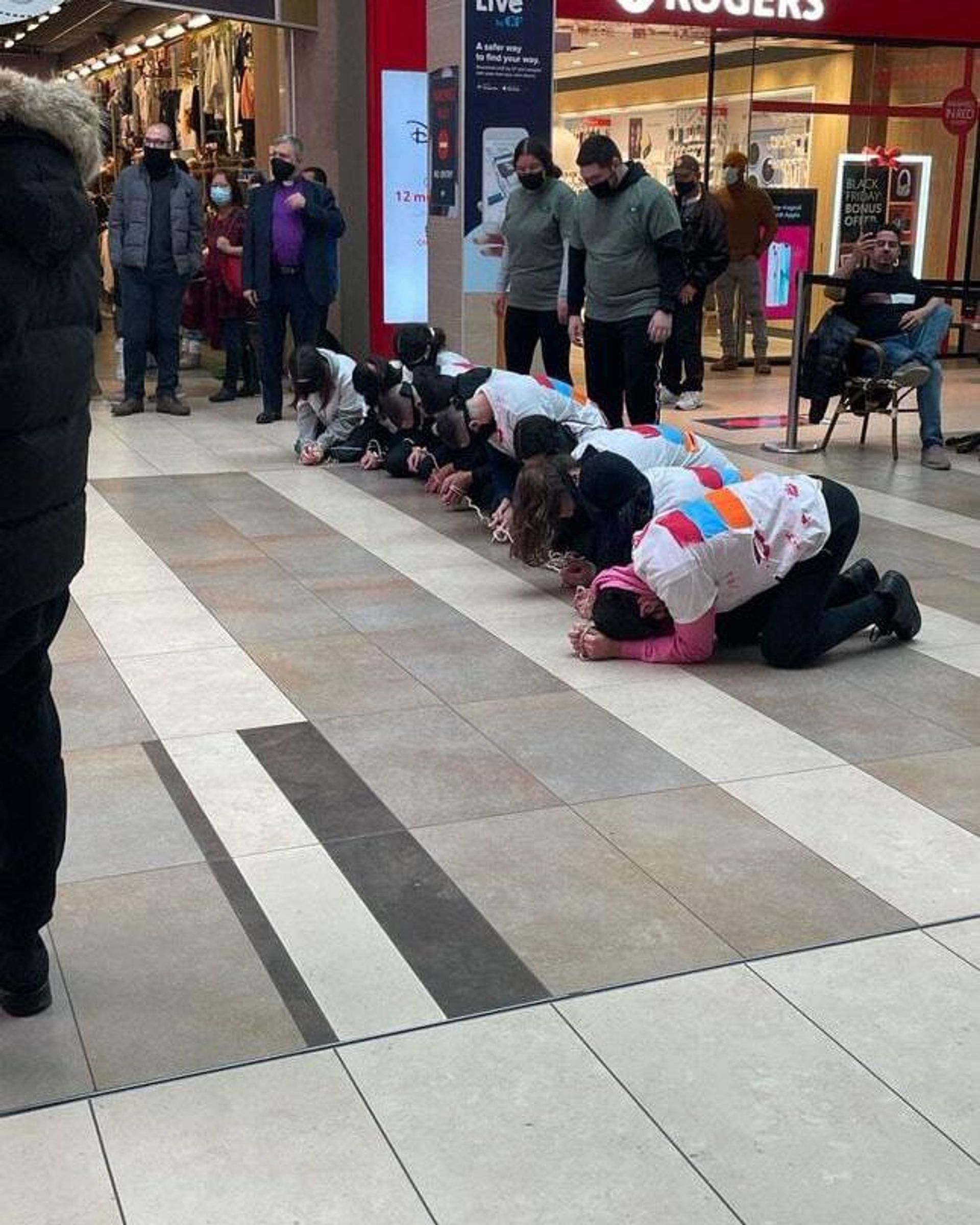 Армянская молодежь в Toronto Eaton Centre провела акцию по осведомлению армянских заложников в бакинских тюрьмах (15 марта 2025). Торонто - Sputnik Արմենիա, 1920, 16.03.2025