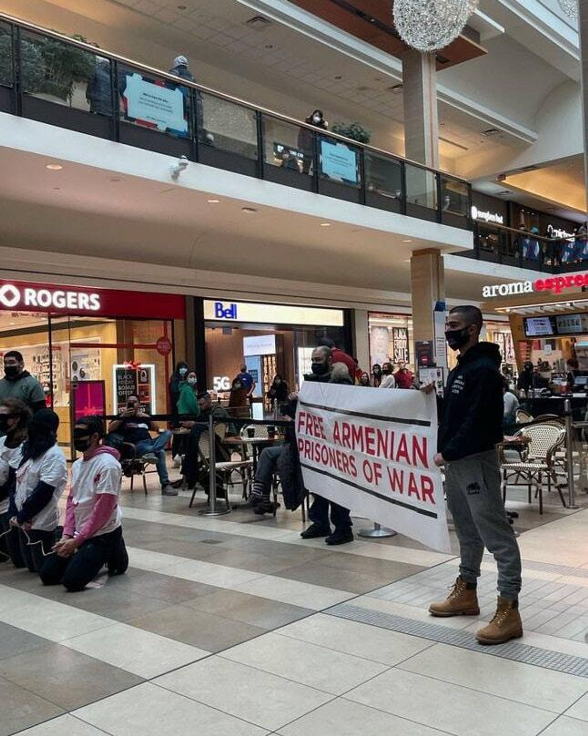 Армянская молодежь в Toronto Eaton Centre провела акцию по осведомлению армянских заложников в бакинских тюрьмах (15 марта 2025). Торонто - Sputnik Армения, 1920, 16.03.2025
