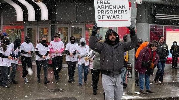 Армянская молодежь в Toronto Eaton Centre провела акцию по осведомлению армянских заложников в бакинских тюрьмах (15 марта 2025). Торонто - Sputnik Армения