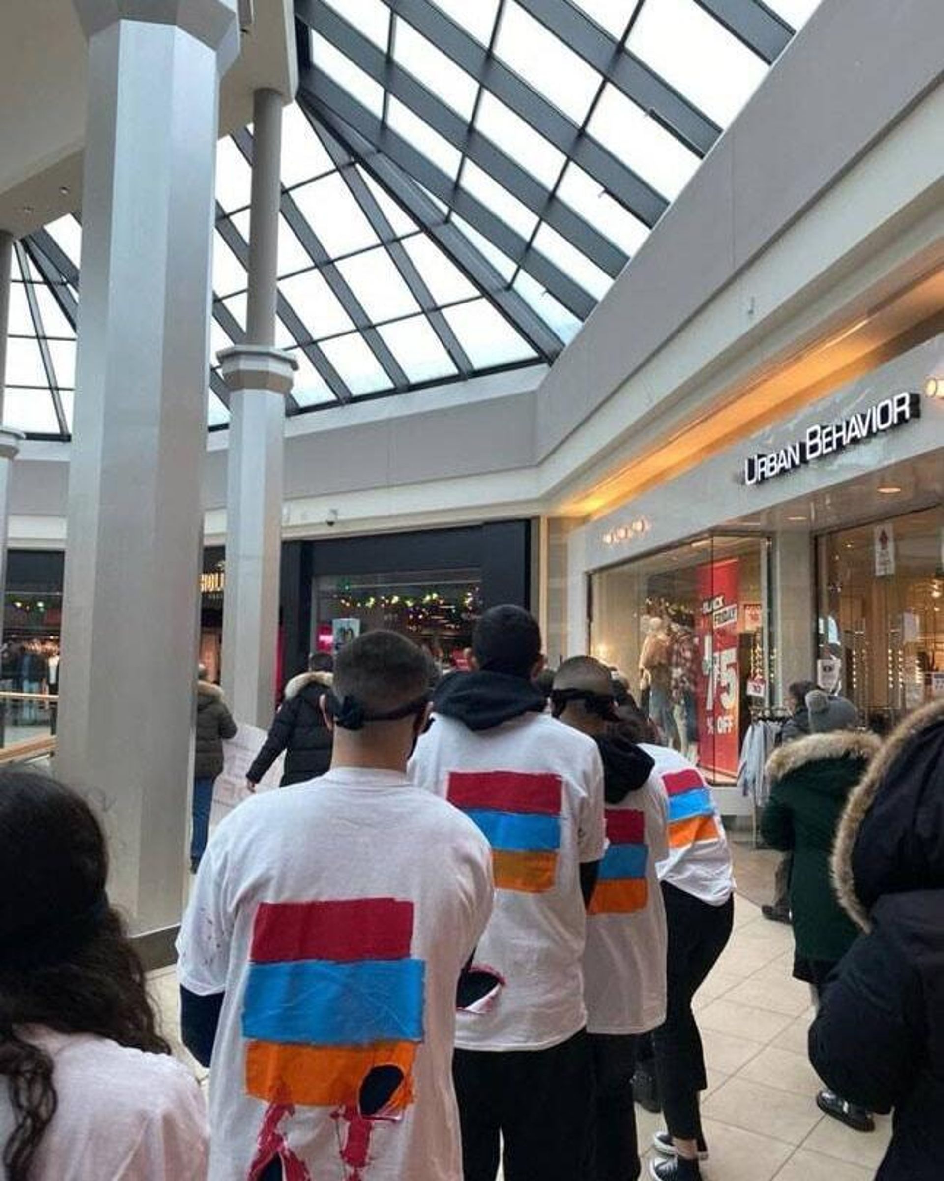 Армянская молодежь в Toronto Eaton Centre провела акцию по осведомлению армянских заложников в бакинских тюрьмах (15 марта 2025). Торонто - Sputnik Արմենիա, 1920, 16.03.2025
