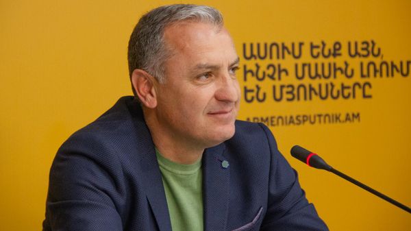 Футболист, экс-тренер сборной Армении Вардан Минанян во время видеомоста Ереван - Тбилиси в мультимедийном пресс-центре Sputnik (18 марта 2025). Еревaн - Sputnik Армения