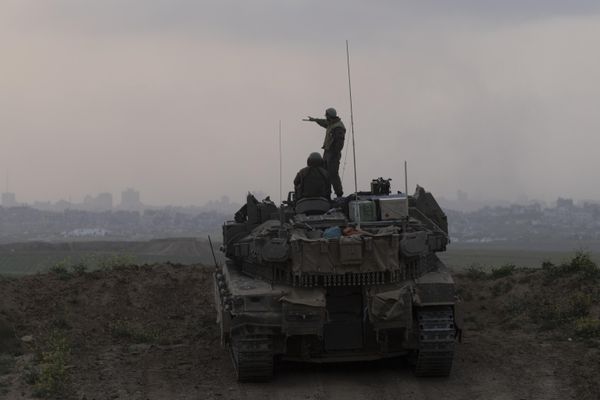 Израильские солдаты на танке, который занимает позицию перед северной частью сектора Газа. - Sputnik Армения