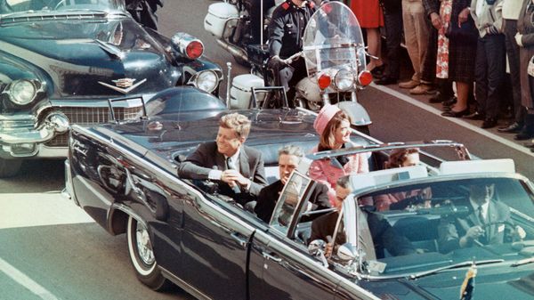 Президент США Джон Кеннеди, первая леди Жаклин Кеннеди, губернатор Техаса Джон Коннелли и другие улыбаются толпе, выстроившейся вдоль маршрута их кортежа (22 ноября 1963). Даллас - Sputnik Армения