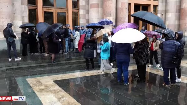 Акция протеста у правительства против мошенничества в банковской системе Армении (19 марта 2025). Еревaн - Sputnik Армения