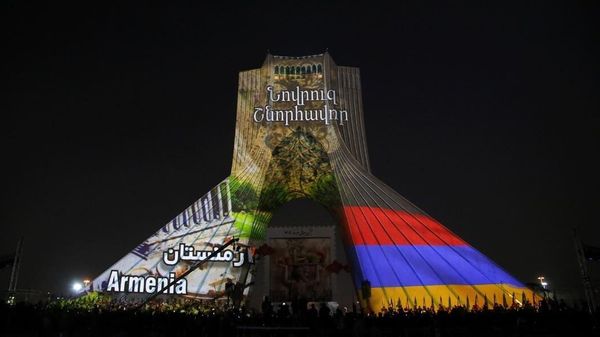 В рамках предпраздничных мероприятий по случаю иранского Нового года башня Азади была подсвечена государственными флагами разных стран, в том числе и Республики Армения (19 марта 2025). Тегеран - Sputnik Армения