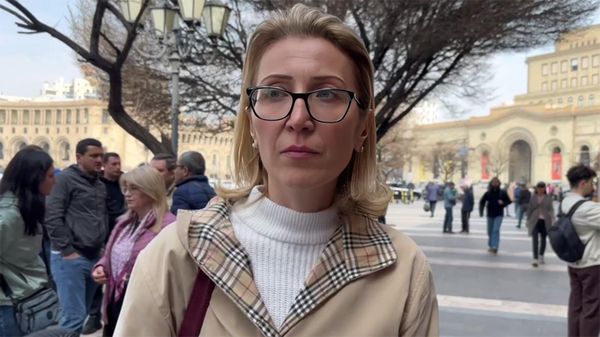 Мане Тандилян отвечает на вопросы журналистов у здания правительства во время акции протеста (20 марта 2025). Еревaн - Sputnik Армения