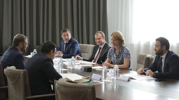Министр экономики Геворг Папоян встретился с министром сельского хозяйства РФ Оксаной Лут (20 марта 2025). Москвa - Sputnik Армения