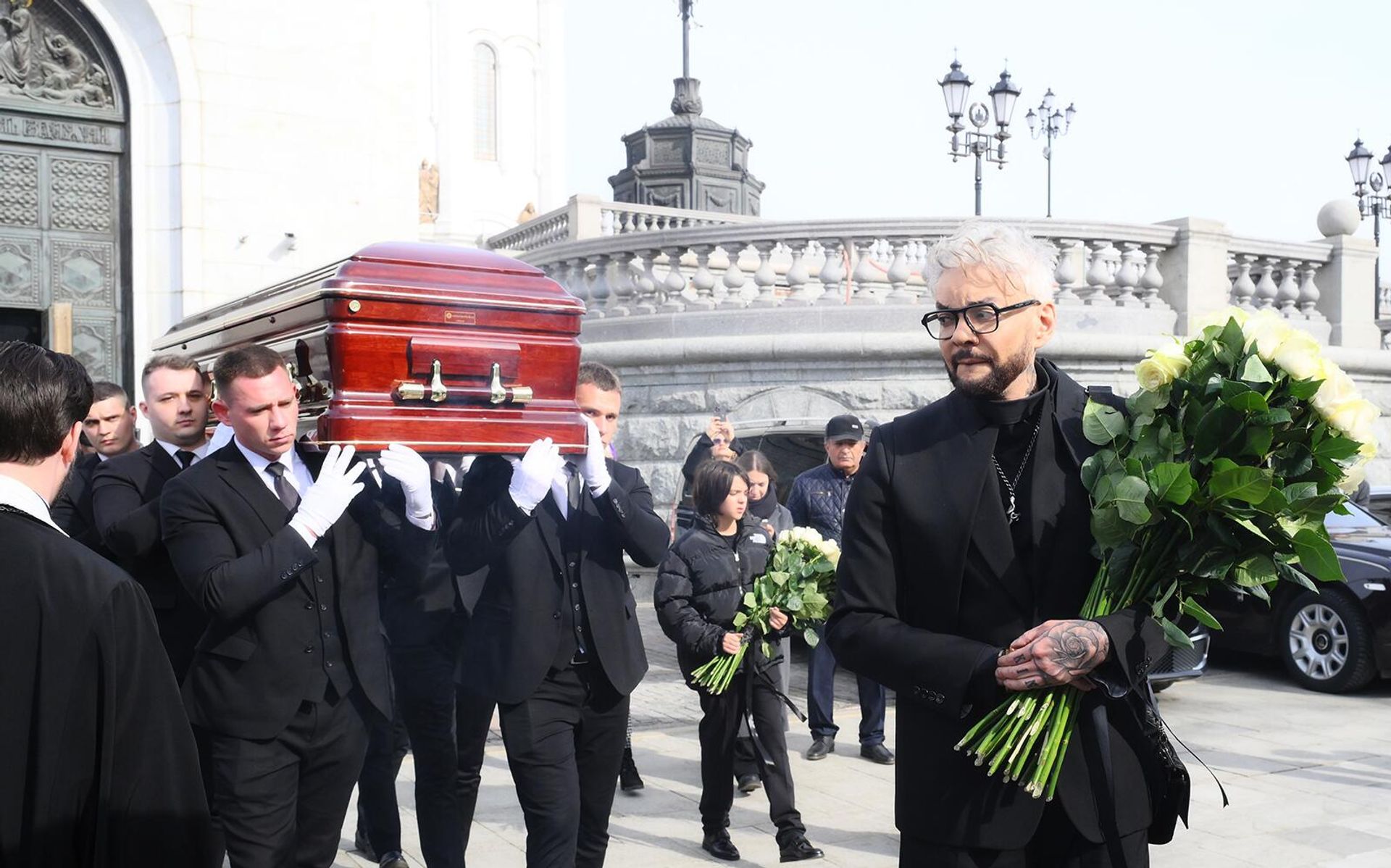 Певец Филипп Киркоров во время выноса гроба из храма Христа Спасителя после отпевания его отца - народного артиста России Бедроса Киркорова (21 марта 2025). Москвa - Sputnik Армения, 1920, 21.03.2025