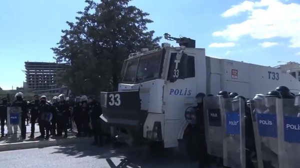 В Измире полиция начала разгонять студенческий протест газом и водометами TOMA
 - Sputnik Армения