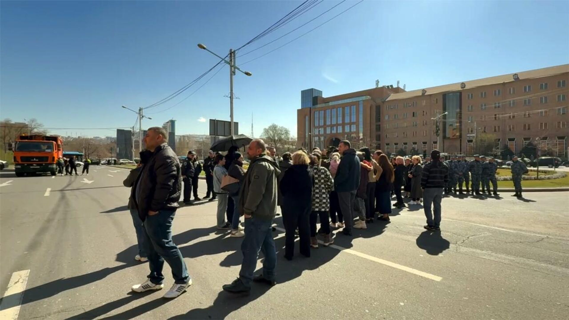 Акция протеста жителей Вардашена у здания столичной мэрии (24 марта 2025). Еревaн - Sputnik Արմենիա, 1920, 24.03.2025