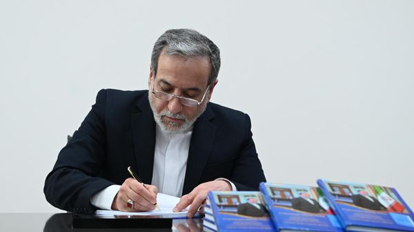 Презентация армянского перевода книги министра иностранных дел Ирана Сейеда Аббаса Аракчи Сила переговоров (25 марта 2025). Еревaн - Sputnik Армения
