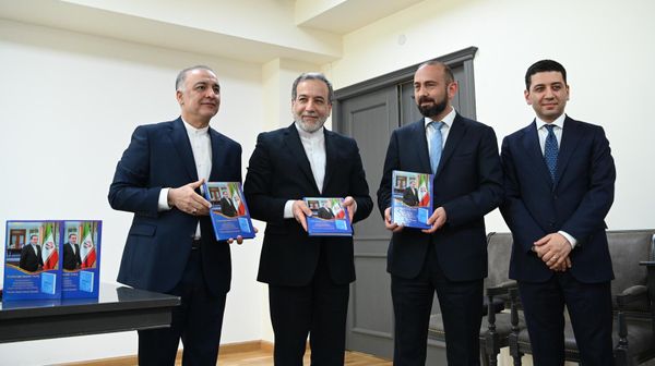 Երևանում տեղի է ունեցել Իրանի ԱԳ նախարարի գրքի հայերեն թարգմանության շնորհանդեսը - Sputnik Արմենիա