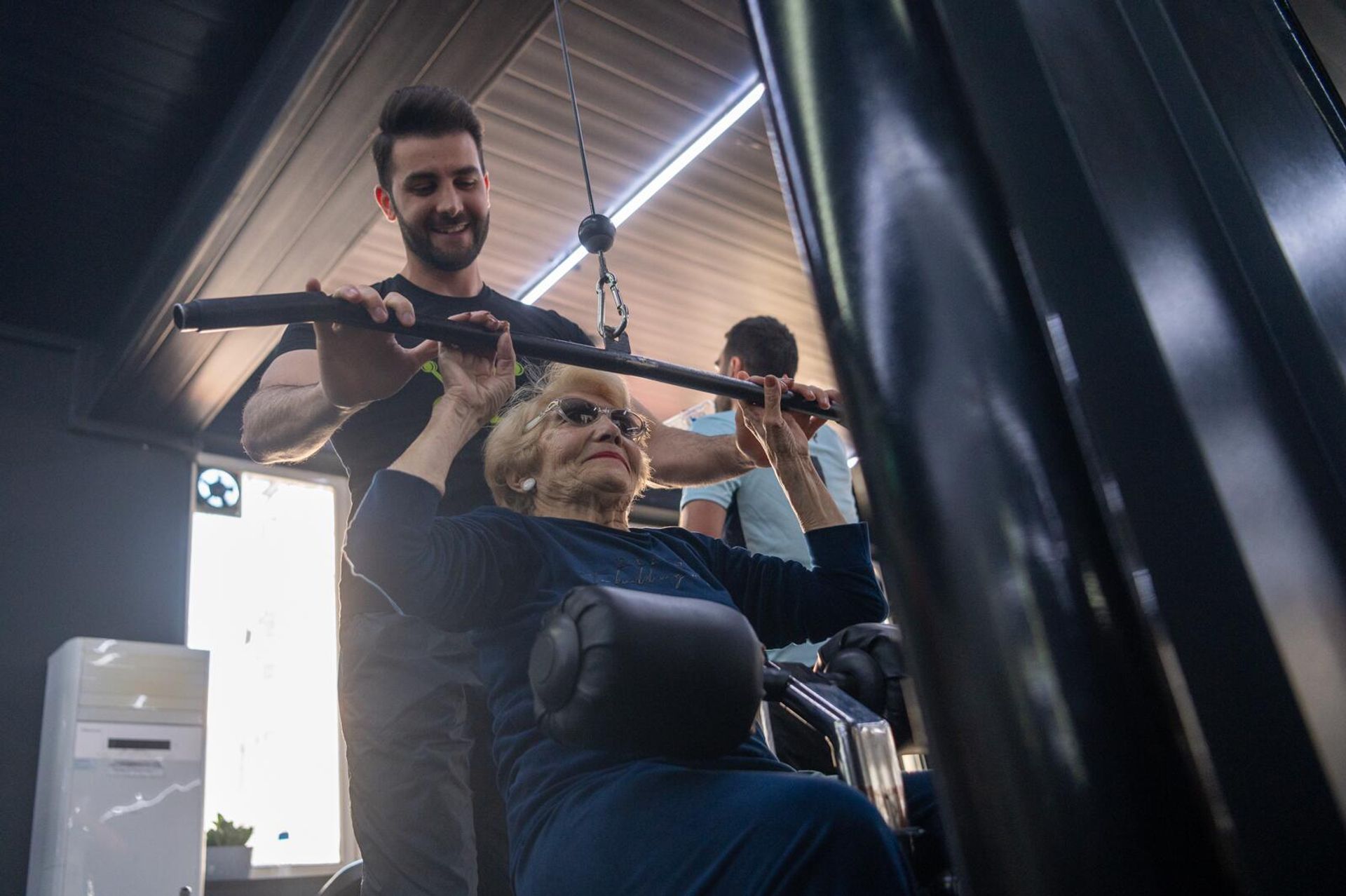Фитнес-тренер Влад Харатян с Розой Саркисян в фитнес центре Vlad Fitness - Sputnik Армения, 1920, 27.03.2025