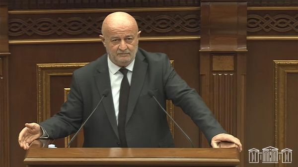 Депутат Овик Агазарян на очередном заседании НС (26 марта 2025). Еревaн - Sputnik Армения