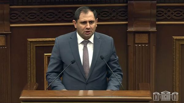 Министр обороны Сурен Папикян во время Правительственного часа в Национальном собрании (26 марта 2025). Еревaн - Sputnik Армения