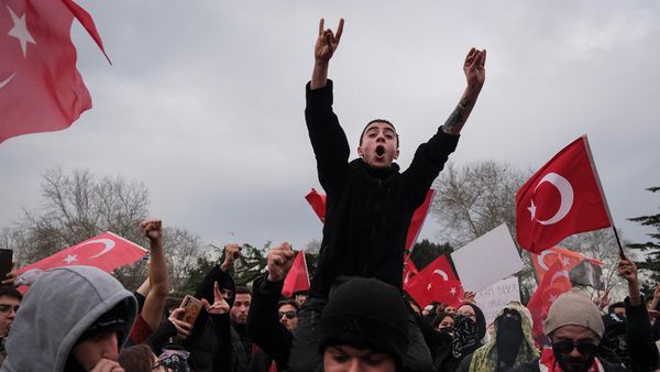 Протестующие во время акции протеста в поддержку арестованного мэра Стамбула Экрема Имамоглу (25 марта 2025). Стамбул - Sputnik Армения