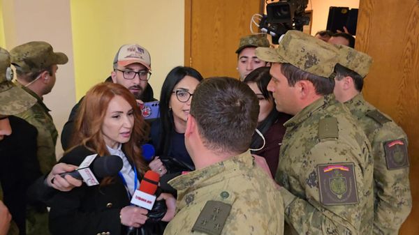 Сотрудники службы государственной охраны пресекают попытку акции журналистов против депутата Андраника Кочаряна в Национальном собрании Армении (26 марта 2025). Еревaн - Sputnik Армения