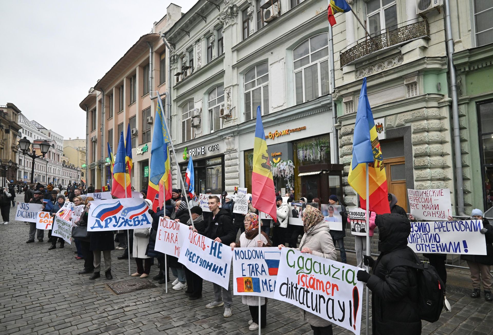 Акция протеста у посольство Молдовы в Москве в связи с задержанием главы Гагаузии Е. Гуцул - Sputnik Армения, 1920, 27.03.2025