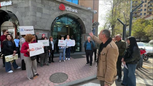Акция протеста у банка IDBank (28 марта 2025). Еревaн - Sputnik Армения