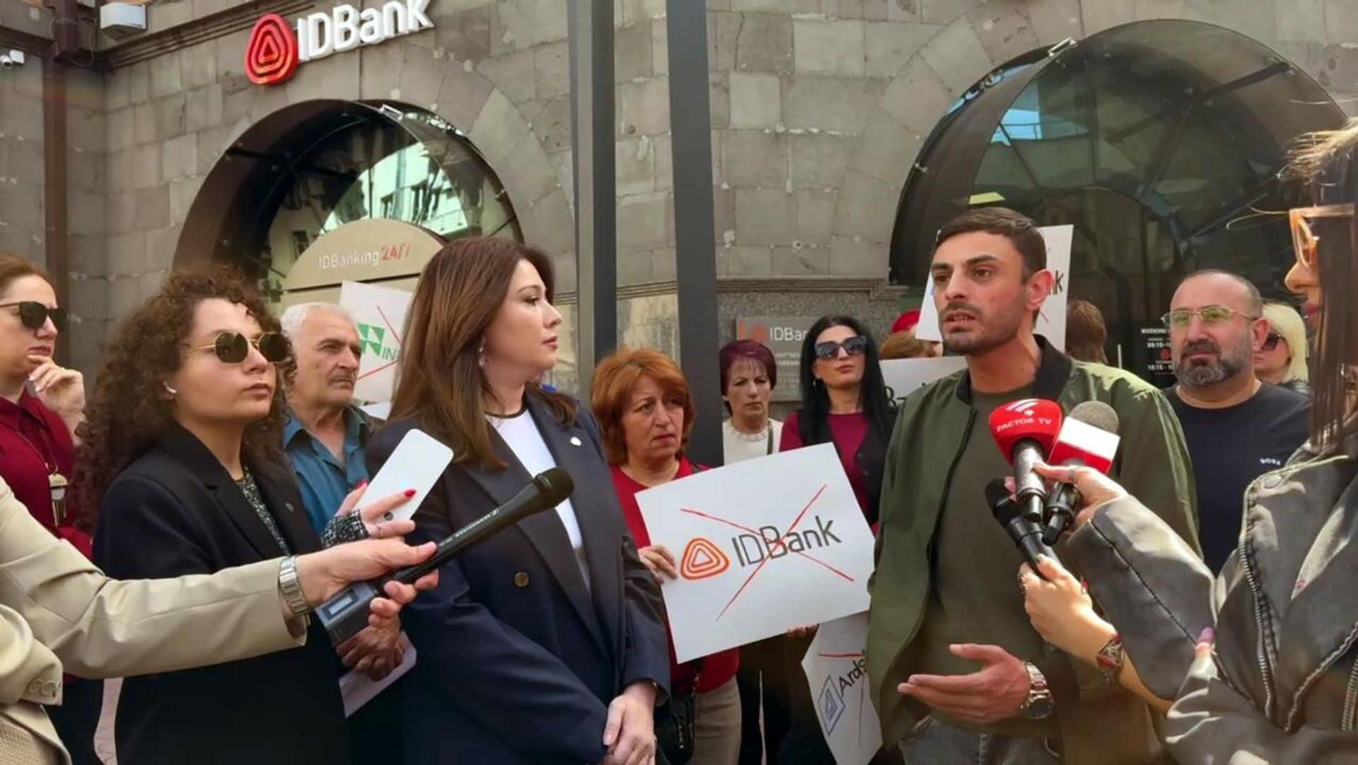 Акция протеста у банка IDBank (28 марта 2025). Еревaн - Sputnik Армения, 1920, 28.03.2025