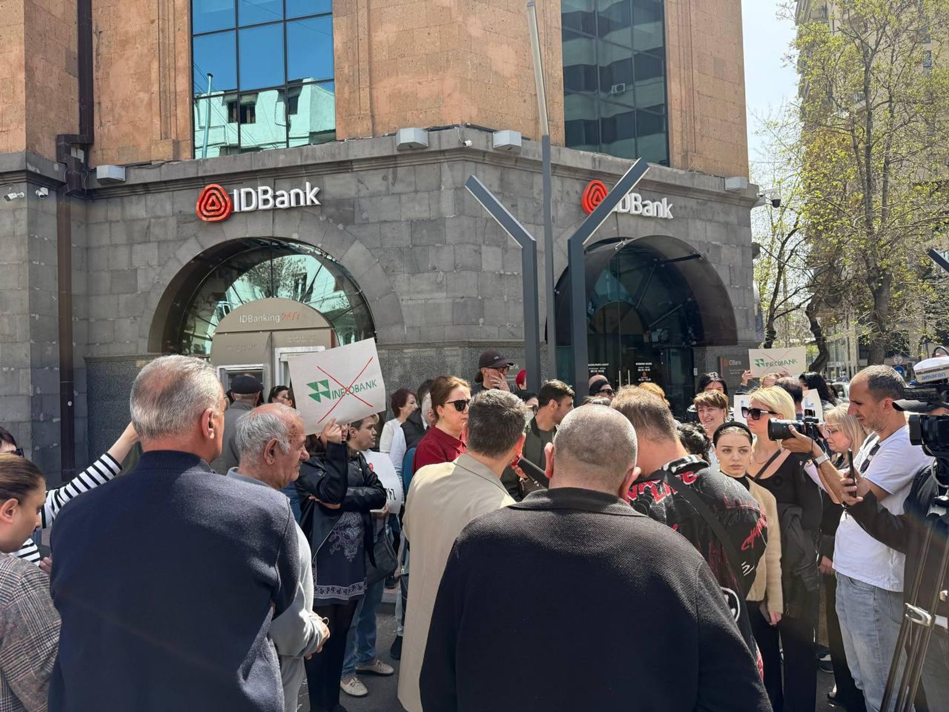 Акция протеста у банка IDBank (28 марта 2025). Еревaн - Sputnik Армения, 1920, 28.03.2025