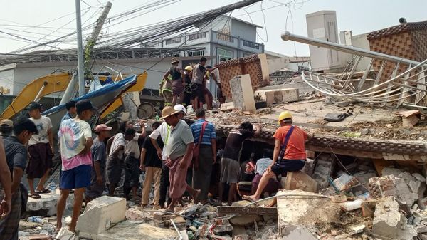 Департамент пожарной охраны Мьянмы продолжает экстренные поисково-спасательные операции после сильного землетрясения в Сагаинге (28 марта 2025). Мьянма - Sputnik Армения