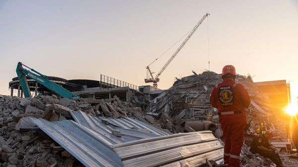 Спасатели у разрушенного после землетрясения здания (28 марта 2025). Бангкок - Sputnik Արմենիա