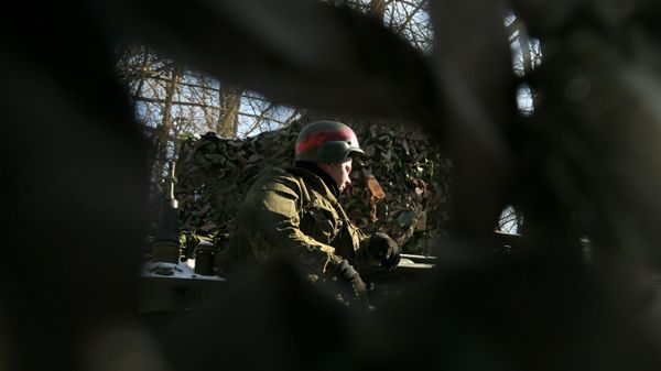 Военнослужащий Вооруженных сил России  у зенитного ракетного комплекса (ЗРК) Тор-М2 - Sputnik Армения