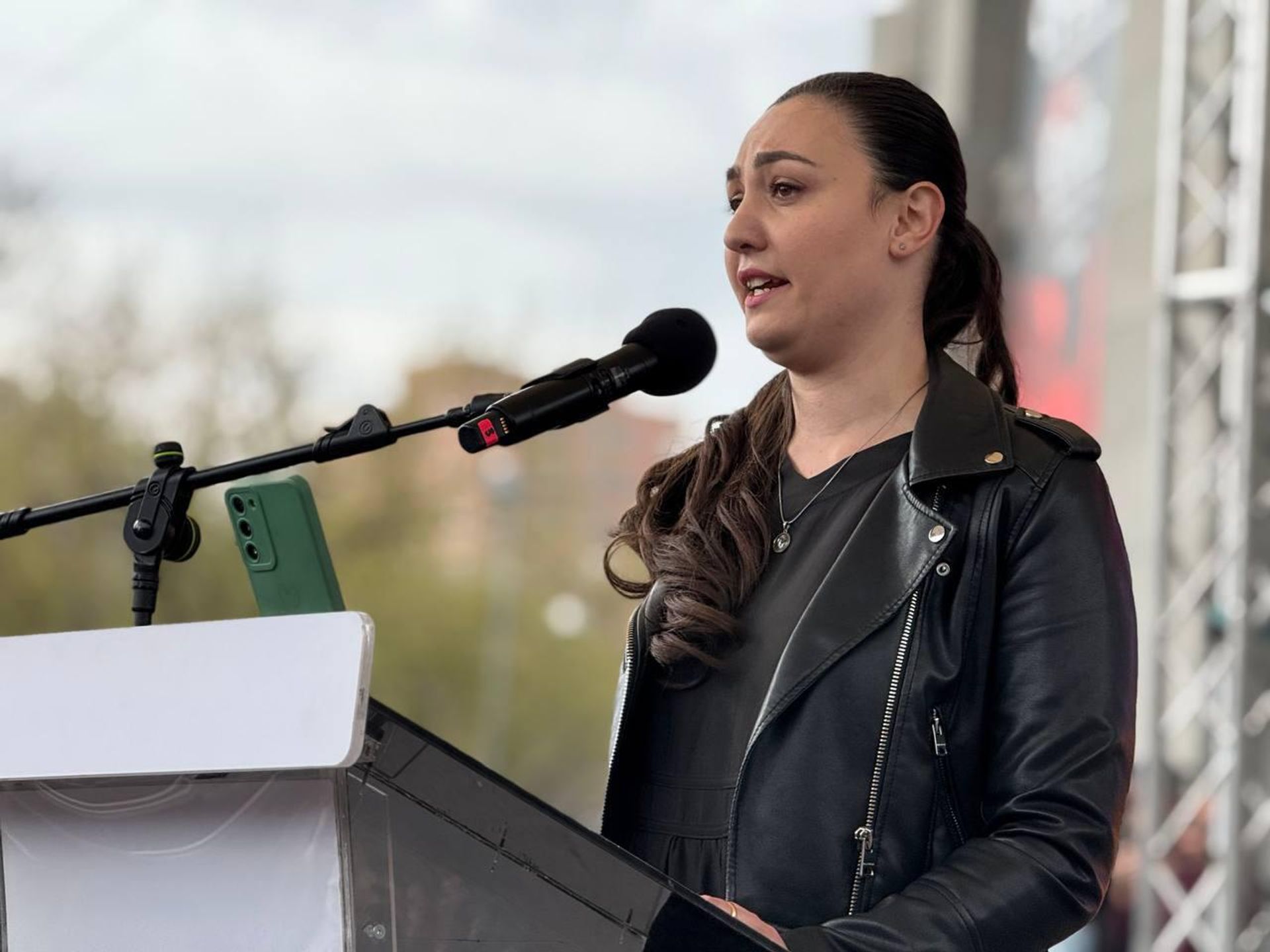 Татевик Хачатрян на митинге вынужденных переселенцев из Нагорного Карабаха (29 марта 2025). Еревaн - Sputnik Армения, 1920, 29.03.2025