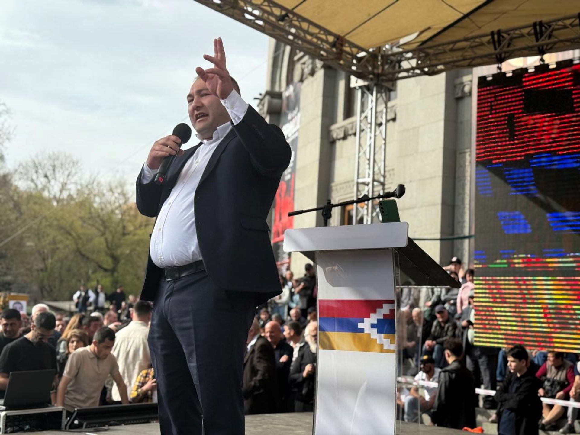 Правозащитник Давид Ованнисян на митинге вынужденных переселенцев из Нагорного Карабаха (29 марта 2025). Еревaн - Sputnik Армения, 1920, 29.03.2025