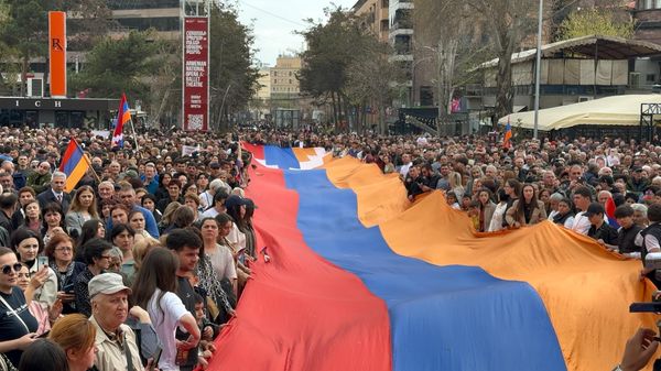 Митинг вынужденных переселенцев из Нагорного Карабаха на площади Свободы (29 марта 2025). Еревaн - Sputnik Армения