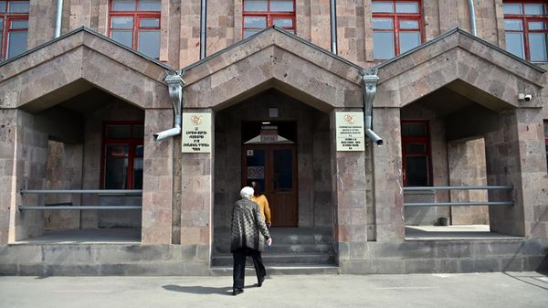 Граждане идут на выборы в Совет старейшин (30 марта 2025). Гюмри - Sputnik Армения