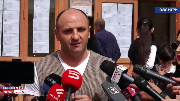 Карен Симонян отвечает на вопросы журналистов в день выборов в Совет старейшин (30 марта 2025). Гюмри - Sputnik Армения
