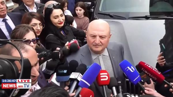 Вардан Гукасян отвечает на вопросы журналистов в день выборов в Совет старейшин (30 марта 2025). Гюмри - Sputnik Армения
