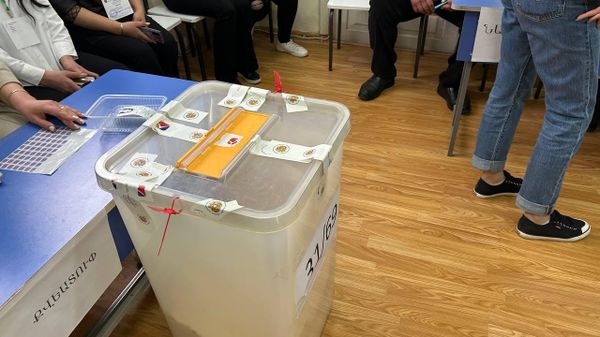 Работа в одном из избирательных участков во время выборов в Совет старейшин (30 марта 2025). Гюмри - Sputnik Армения